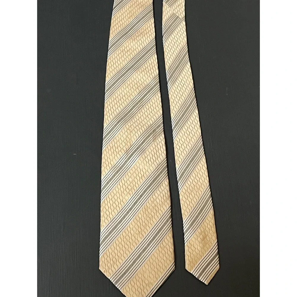 Giorgio Armani Silk Tie Men Gold‎ Beige Shinny Stripe Pattern Made in Italy